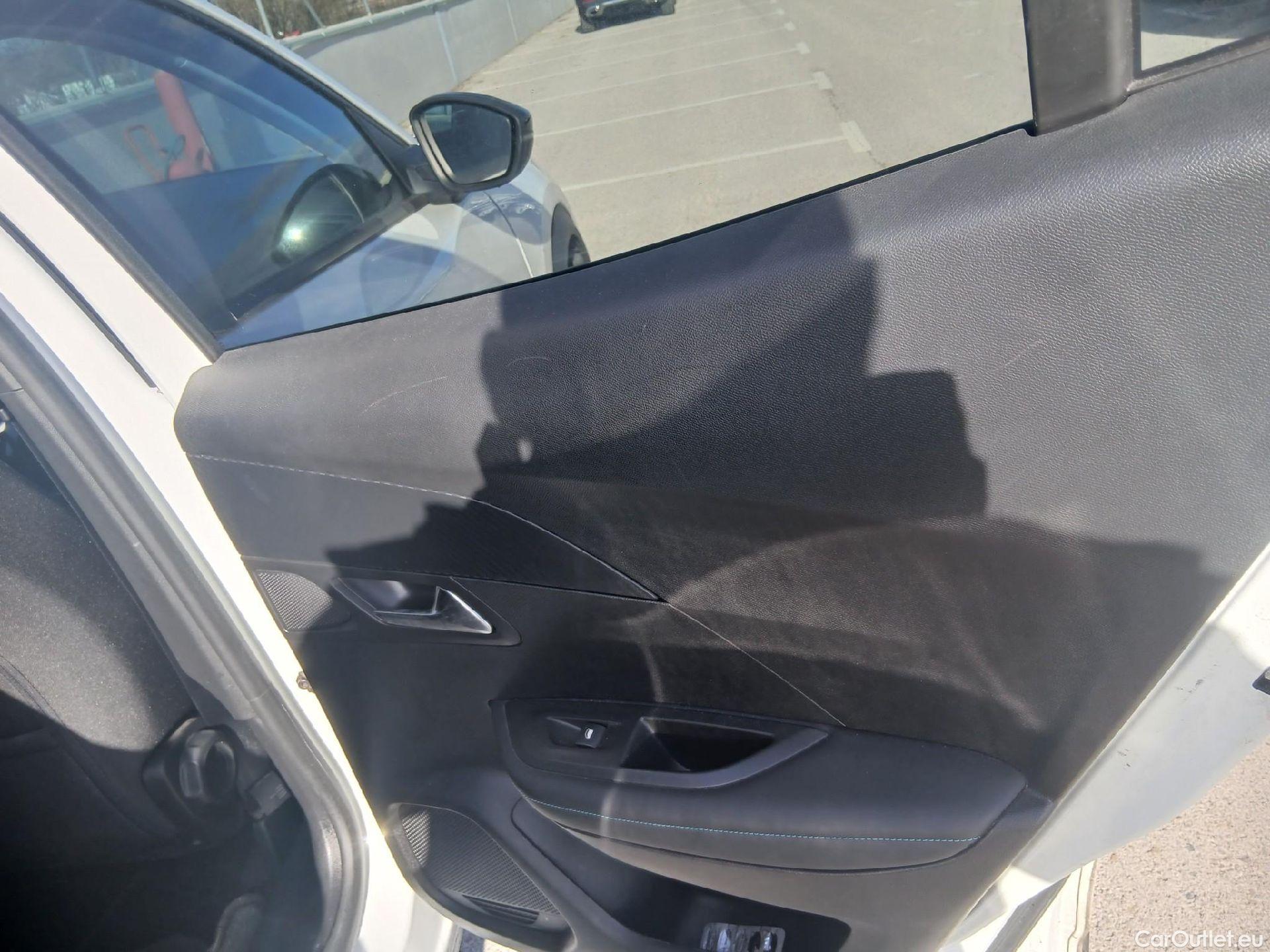  Peugeot  2008 PEUGEOT  / 2019 / 5P / todoterreno Allure BlueHDI 81kW (110CV) #10