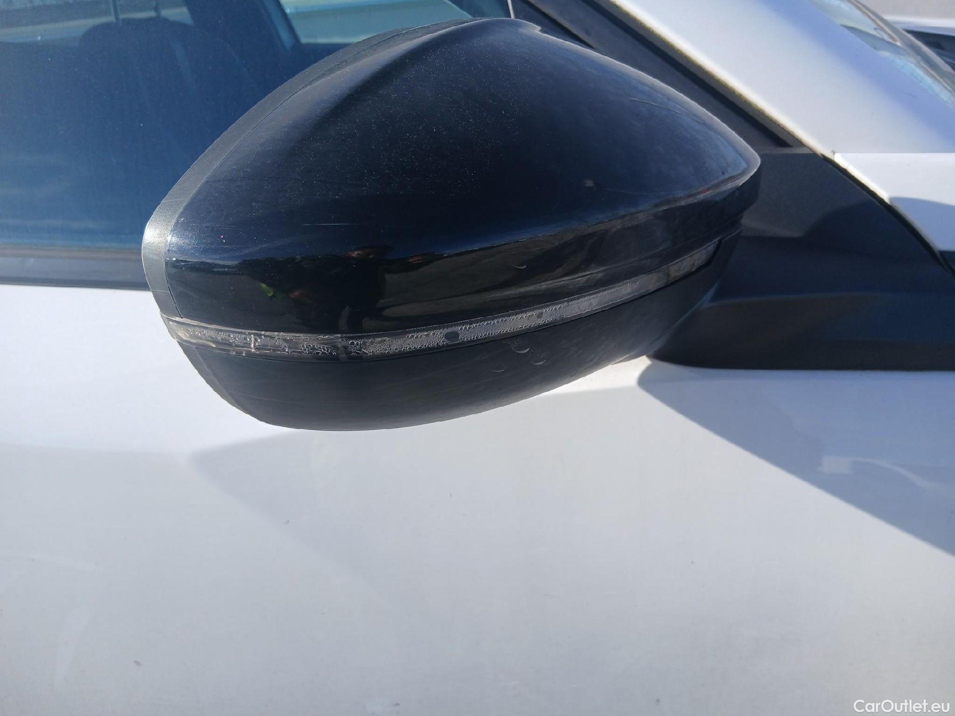  Peugeot  2008 PEUGEOT  / 2019 / 5P / todoterreno Allure BlueHDI 81kW (110CV) #41