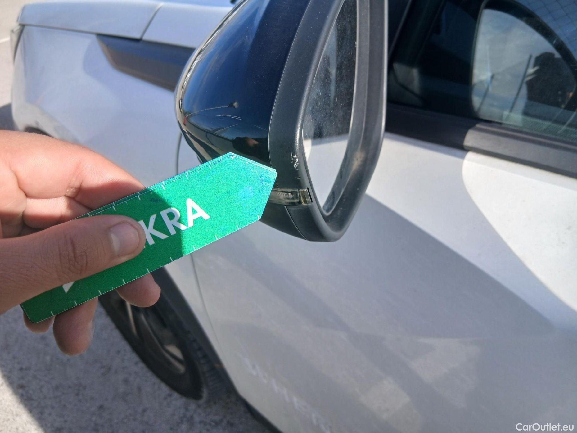  Peugeot  2008 PEUGEOT  / 2019 / 5P / todoterreno Allure BlueHDI 81kW (110CV) #24