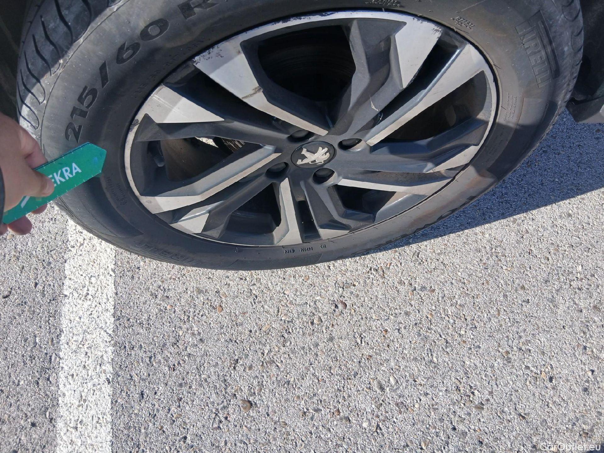  Peugeot  2008 PEUGEOT  / 2019 / 5P / todoterreno Allure BlueHDI 81kW (110CV) #40