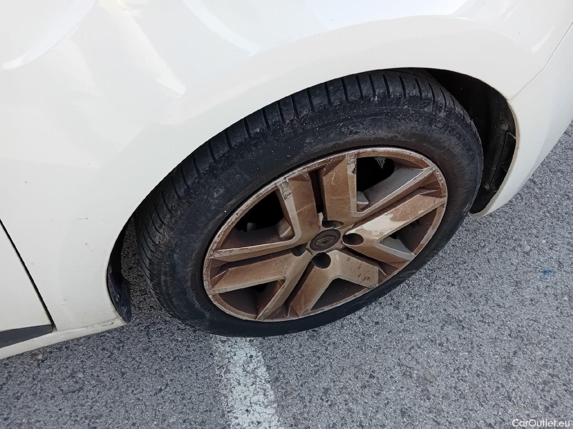  Renault  Clio RENAULT  / 2019 / 5P / berlina con portón Intens TCe 67 kW (91CV) (AC) #24