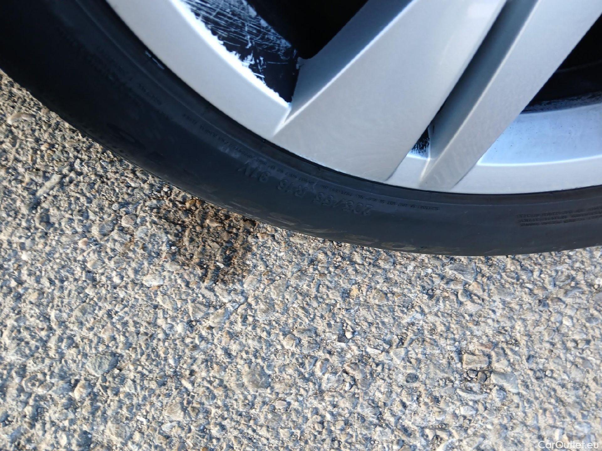  Volkswagen  Golf  VOLKSWAGEN / 2020 / 5P / berlina con portón 2.0 TDI 85kW (115CV) #32