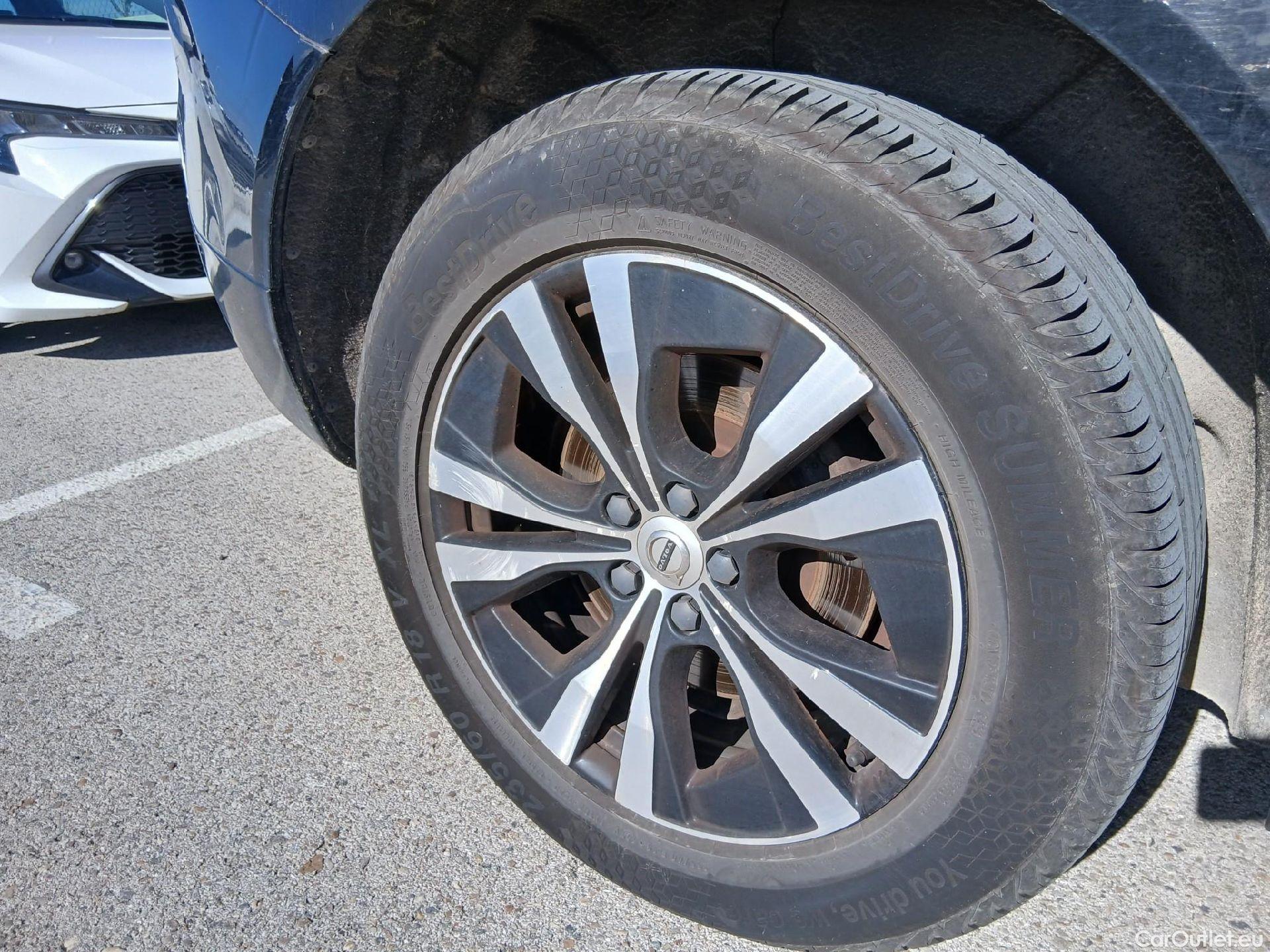  Volvo  XC60 VOLVO  / 2017 / 5P / todoterreno 2.0 B4 D Momentum Pro Auto #40