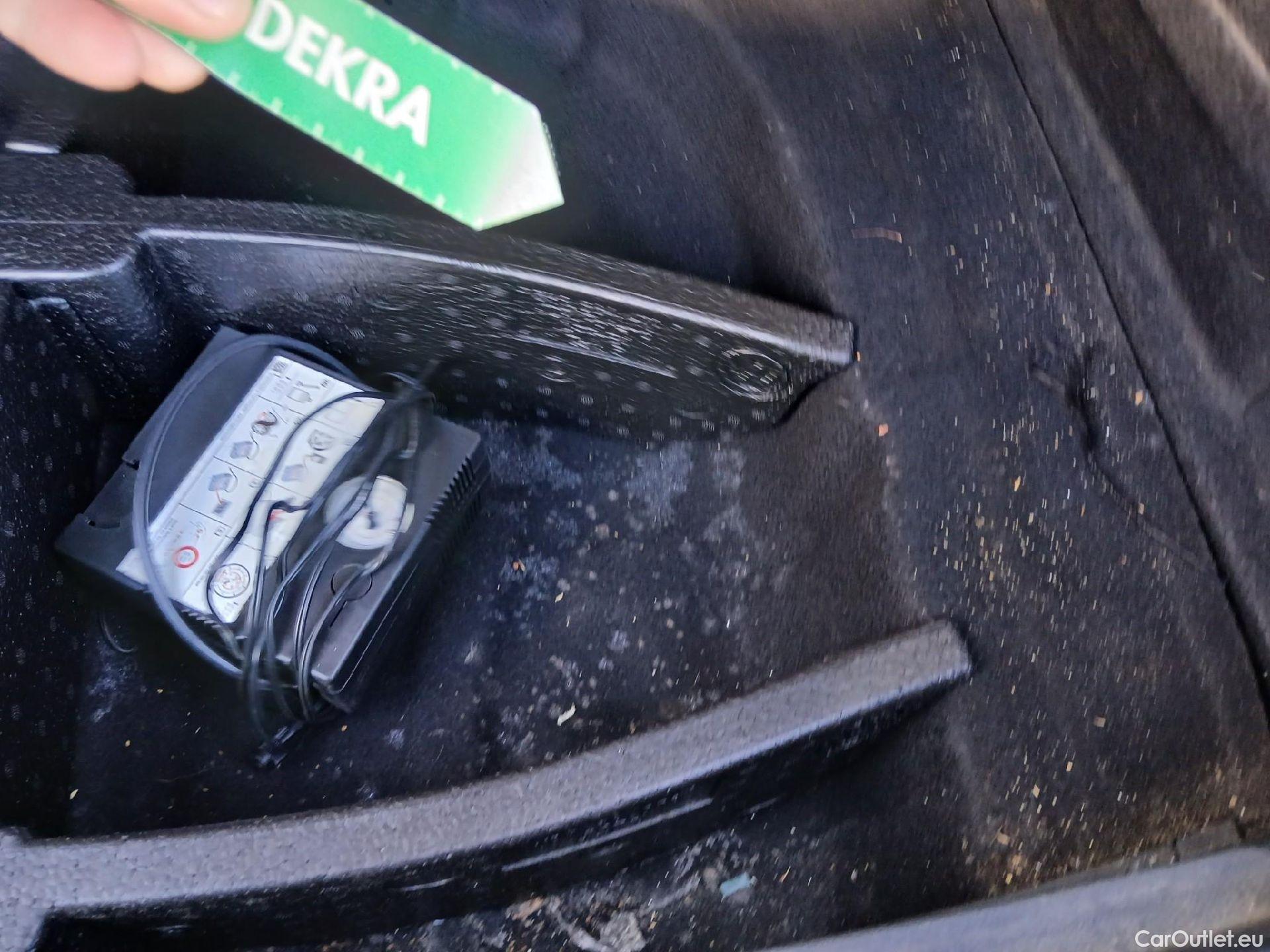  Volkswagen  Golf  VOLKSWAGEN / 2020 / 5P / berlina con portón 2.0 TDI 85kW (115CV) #2