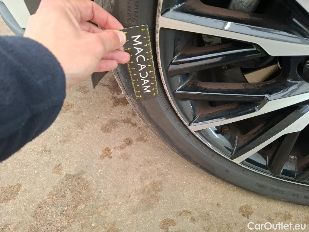  Toyota  C-HR TOYOTA  / 2016 / 5P / SUV 1.8 HYBRIDE 122 DISTINCTIVE #7