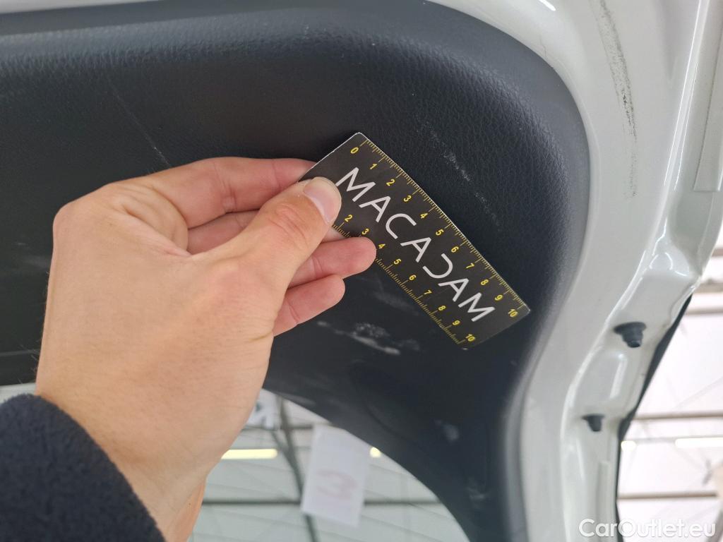  Toyota  C-HR TOYOTA  / 2016 / 5P / SUV 1.8 HYBRIDE 122 DISTINCTIVE #33