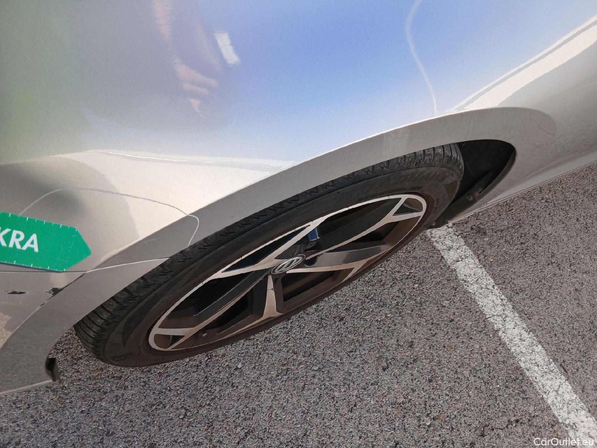  Volkswagen  Passat VOLKSWAGEN  / 2019 / 5P / familiar R-Line 2.0 TDI 140kW (190CV) DSG Variant #17