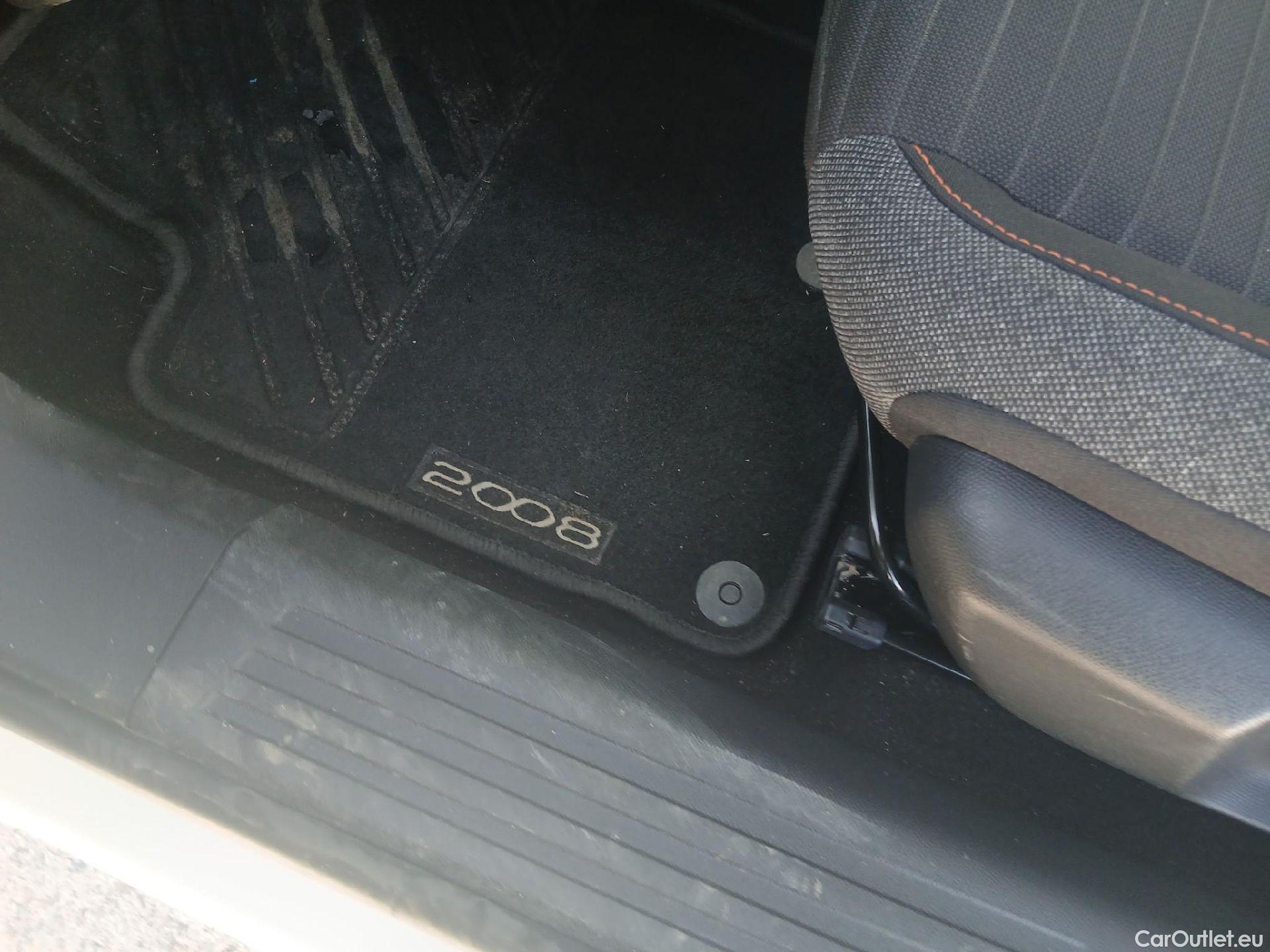  Peugeot  2008 PEUGEOT  / 2019 / 5P / todoterreno Active BlueHDI 100 S&S BVM6 #1