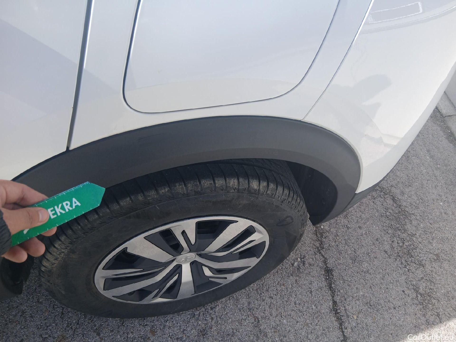  Peugeot  2008 PEUGEOT  / 2019 / 5P / todoterreno Active BlueHDI 100 S&S BVM6 #9