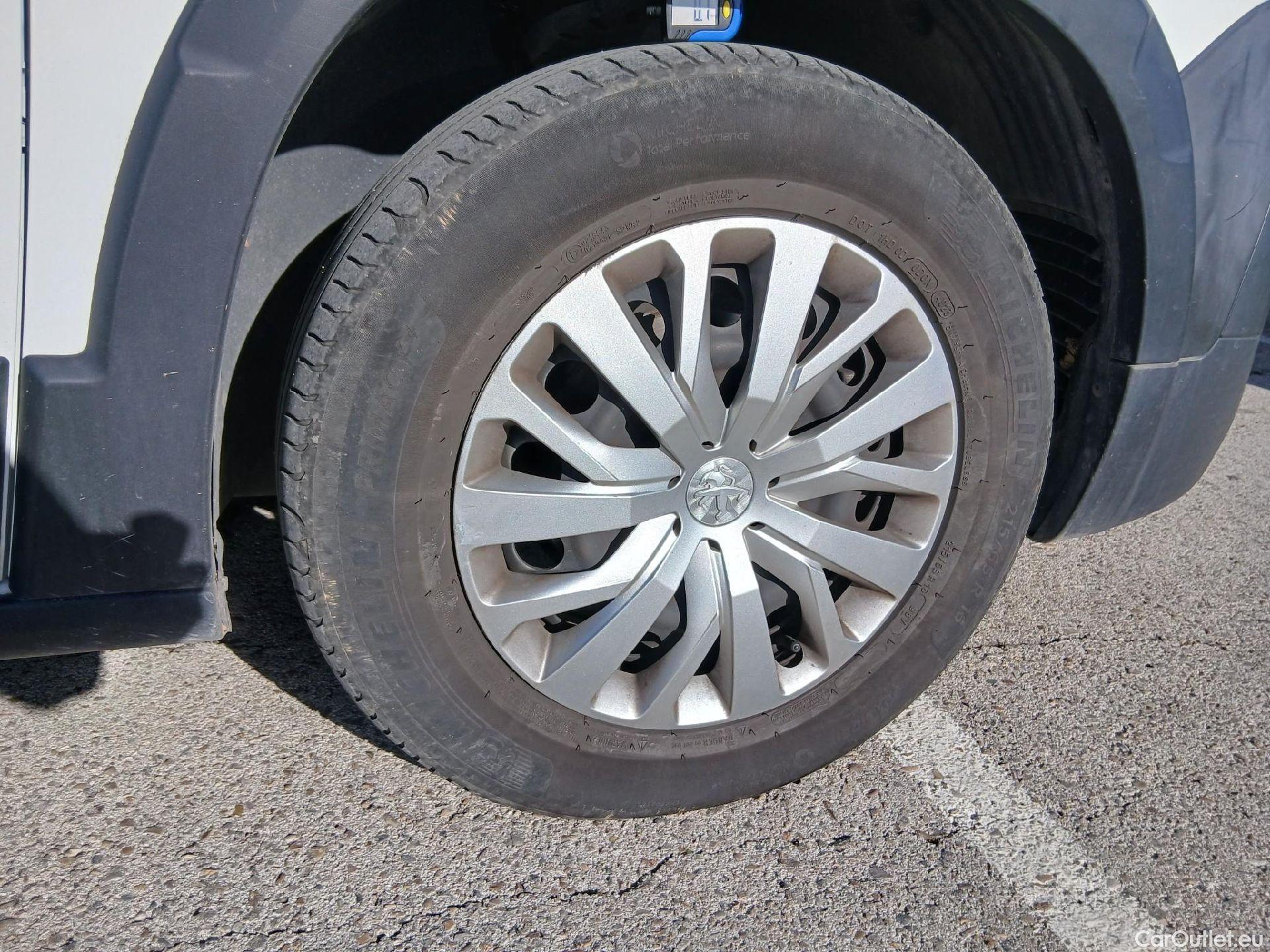  Peugeot  RIFTER PEUGEOT  / 2018 / 5P / monovolumen compacto Active Standard BlueHDi 73kW #40