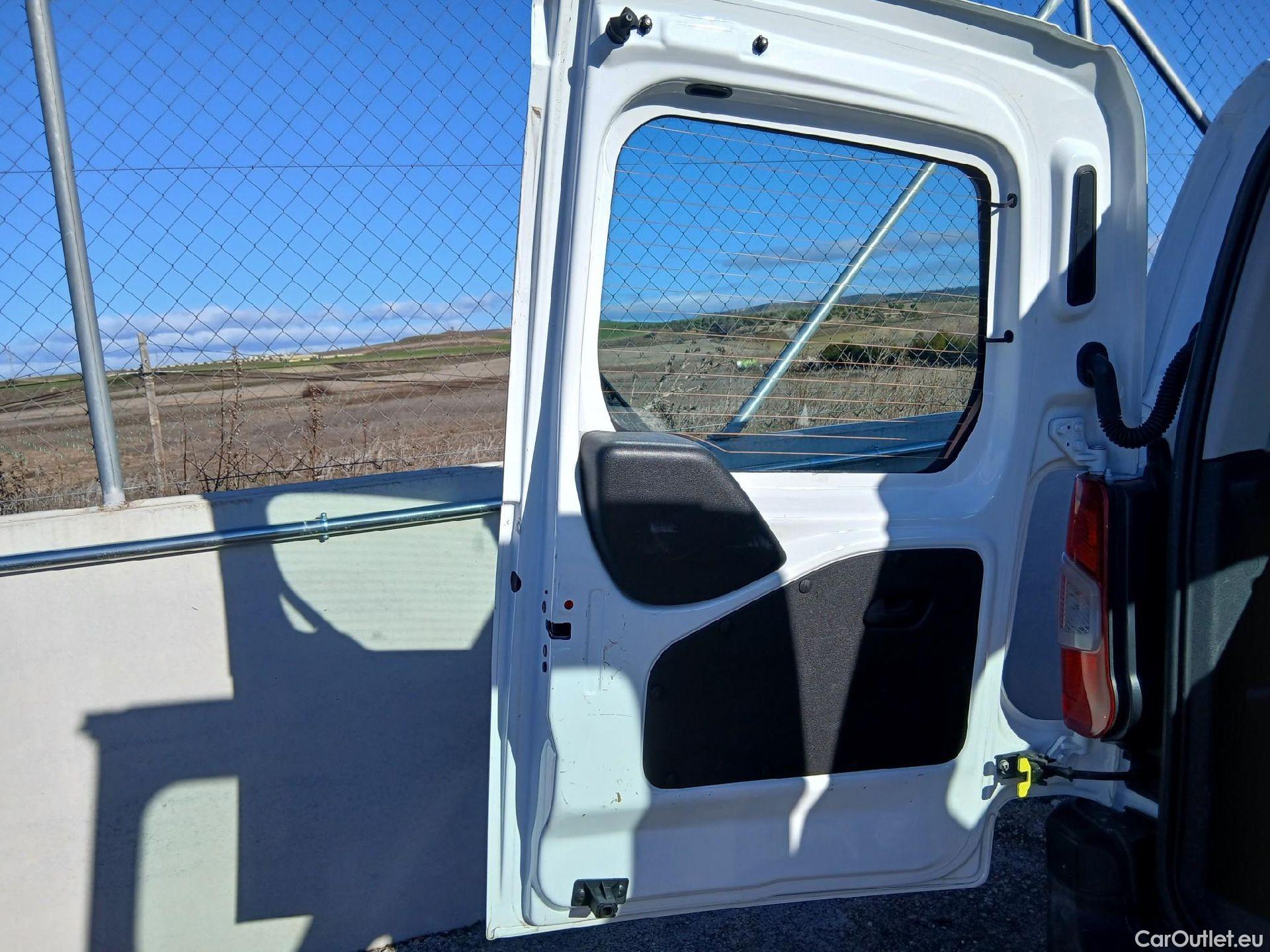  Peugeot  RIFTER PEUGEOT  / 2018 / 5P / monovolumen compacto Active Standard BlueHDi 73kW #32