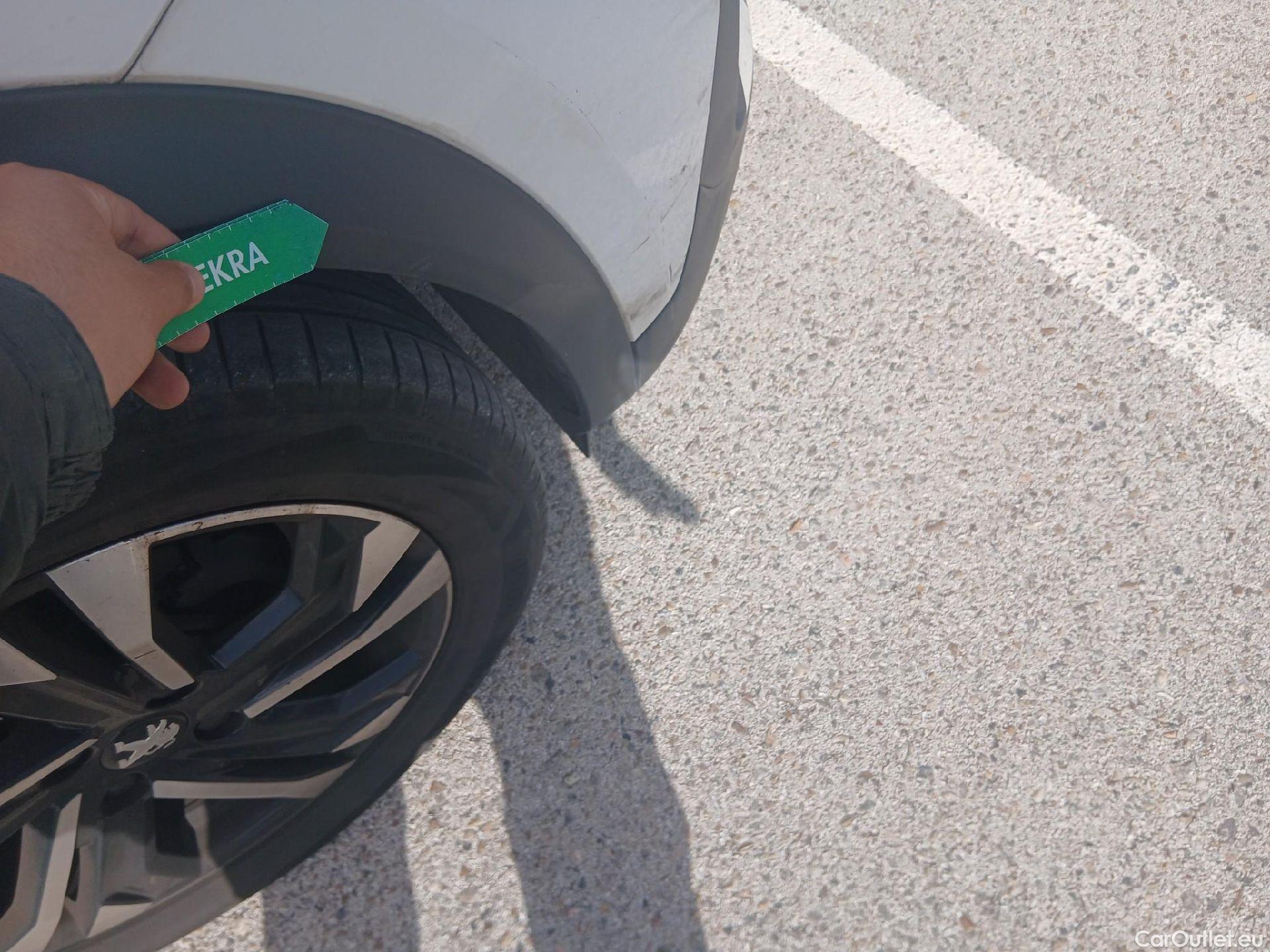  Peugeot  2008 PEUGEOT  / 2019 / 5P / todoterreno Allure BlueHDI 81kW (110CV) #29