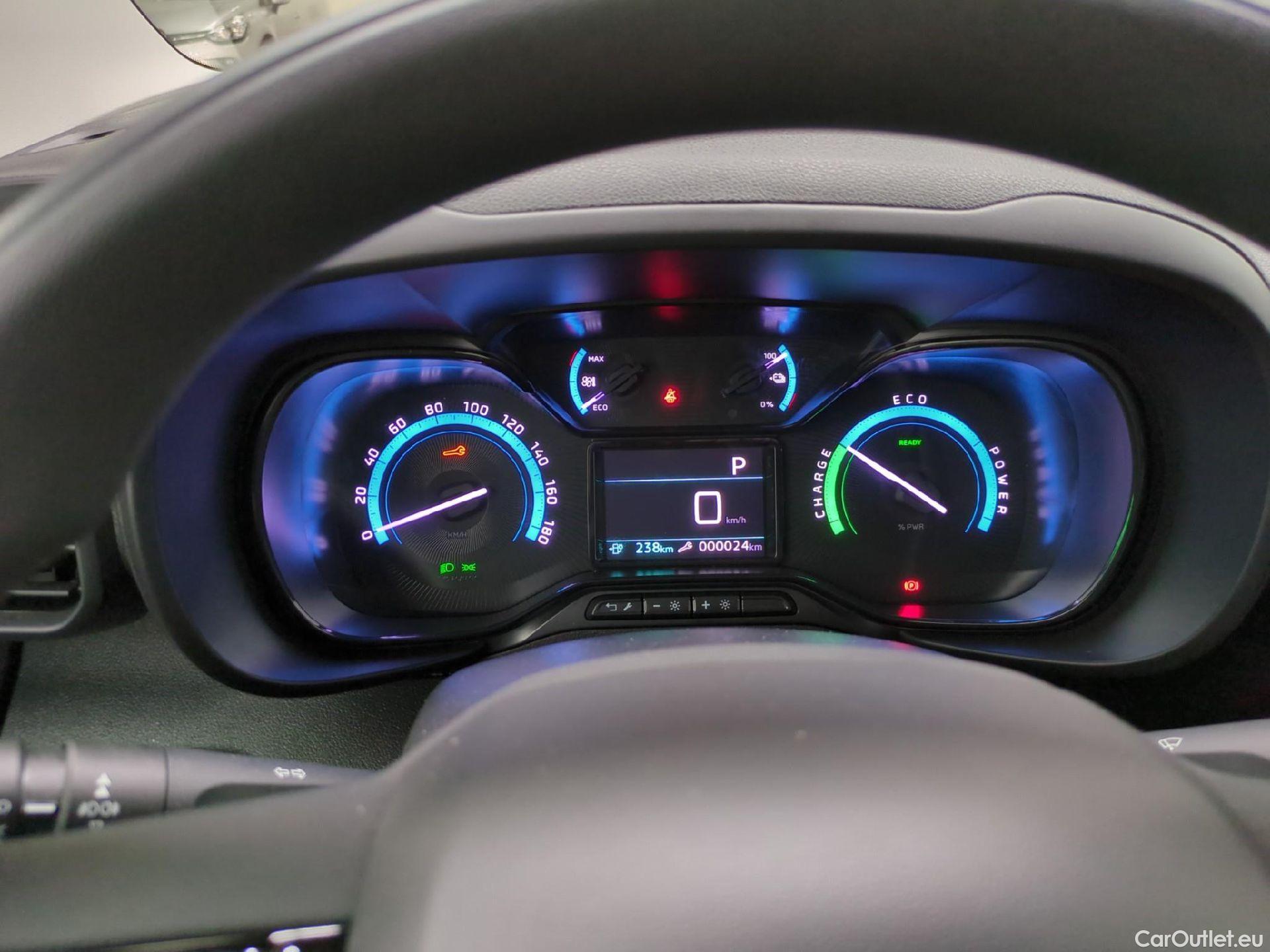  Citroen  Berlingo CITROEN  Van / 2018 / 4P / Fourgonnette Taille M 800kg 136ch 50kWh Driver #1