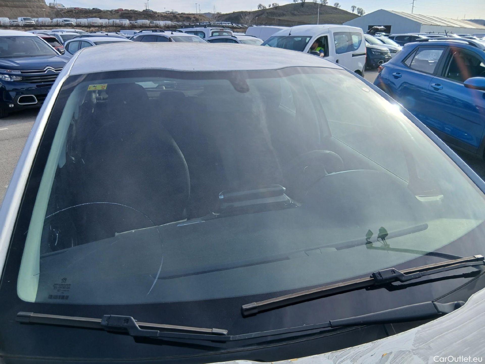  Peugeot  208 PEUGEOT  / 2015 / 5P / berlina con portón 5P ACTIVE BlueHDi 73kW (100CV) #11