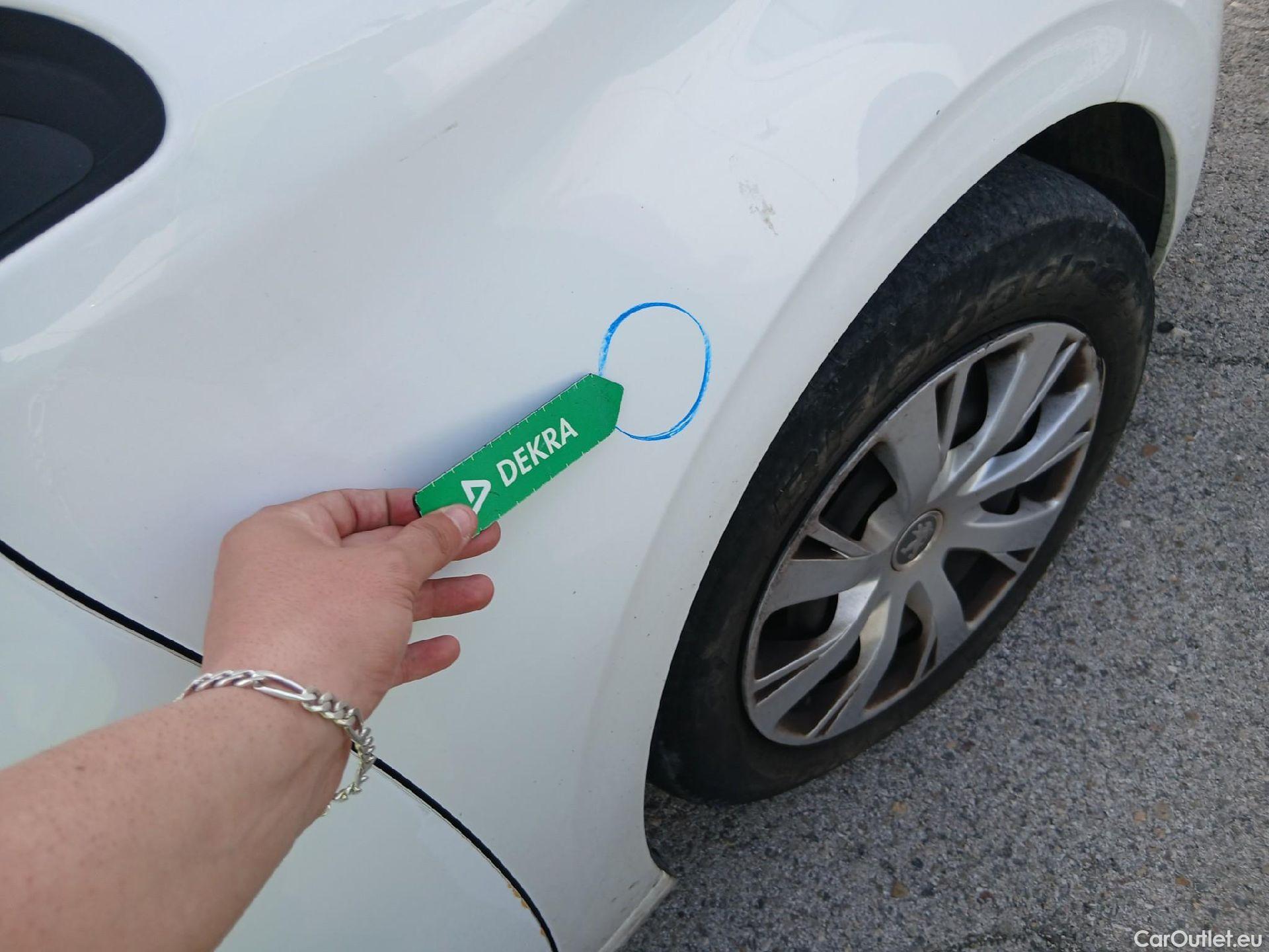  Peugeot  208 PEUGEOT  / 2015 / 5P / berlina con portón 5P ACTIVE BlueHDi 73kW (100CV) #29