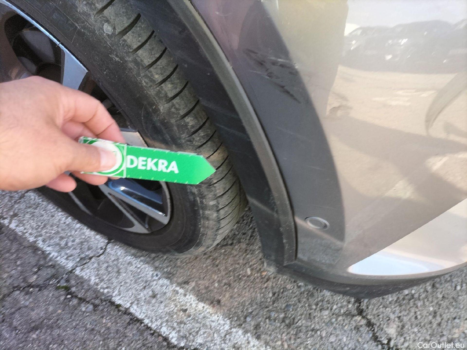  Toyota  C-HR TOYOTA  / 2016 / 5P / todoterreno 1.8 125H Advance (CX) #5