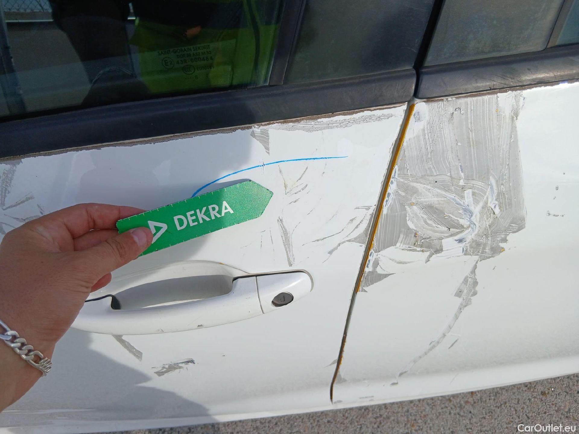  Peugeot  208 PEUGEOT  / 2015 / 5P / berlina con portón 5P ACTIVE BlueHDi 73kW (100CV) #15