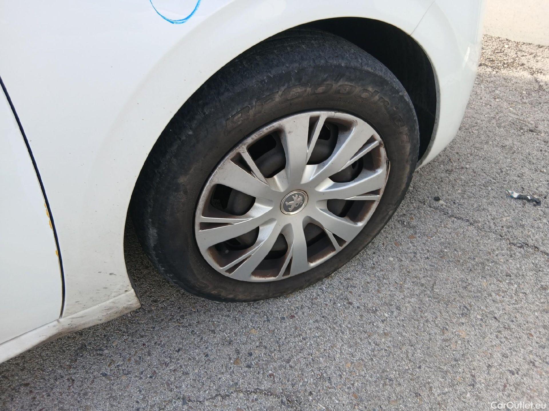  Peugeot  208 PEUGEOT  / 2015 / 5P / berlina con portón 5P ACTIVE BlueHDi 73kW (100CV) #31