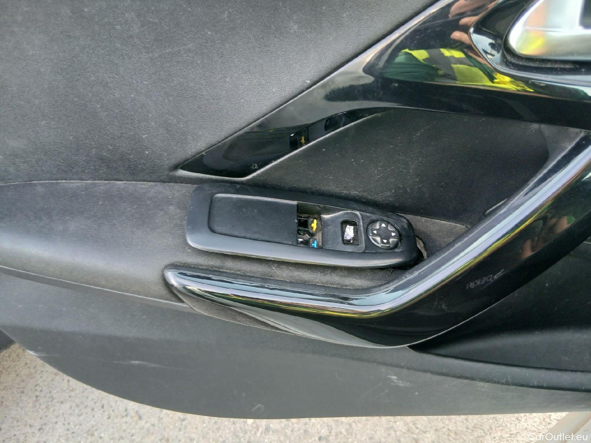  Peugeot  208 PEUGEOT  / 2015 / 5P / berlina con portón 5P ACTIVE BlueHDi 73kW (100CV) #3