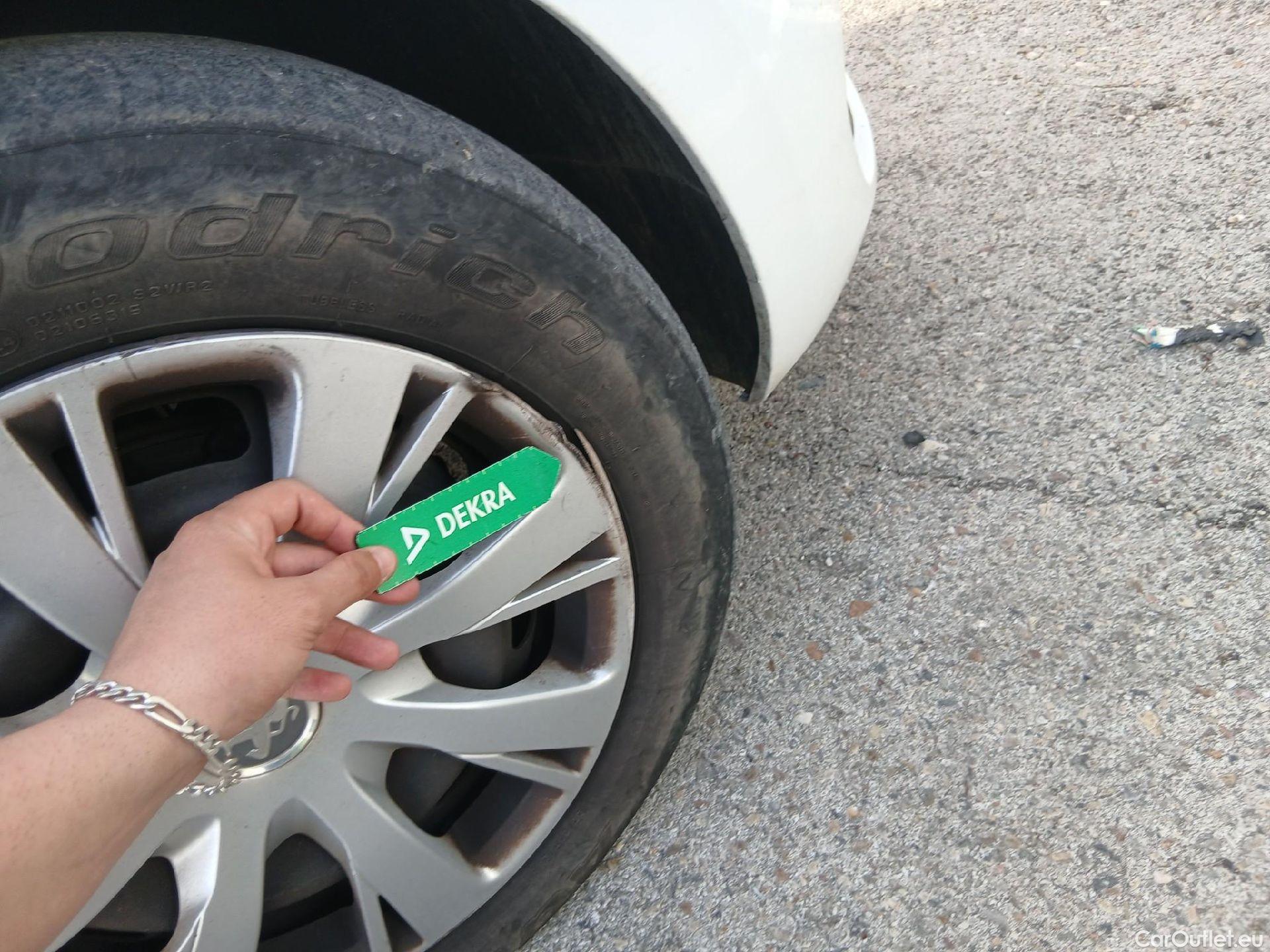  Peugeot  208 PEUGEOT  / 2015 / 5P / berlina con portón 5P ACTIVE BlueHDi 73kW (100CV) #30