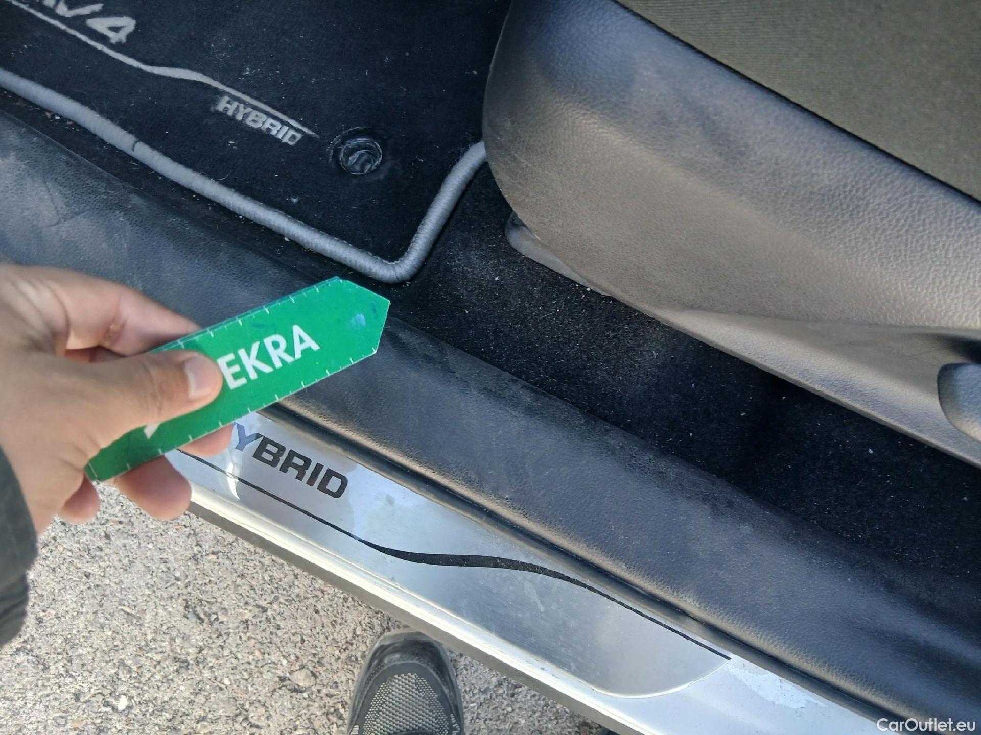  Toyota  RAV4 TOYOTA  / 2018 / 5P / todoterreno 2.5l 220H Advance #2