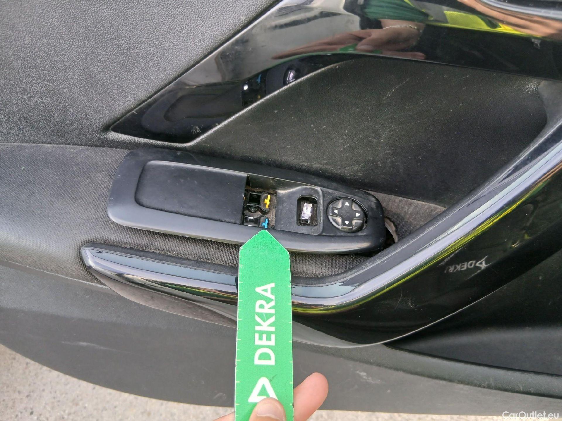  Peugeot  208 PEUGEOT  / 2015 / 5P / berlina con portón 5P ACTIVE BlueHDi 73kW (100CV) #4