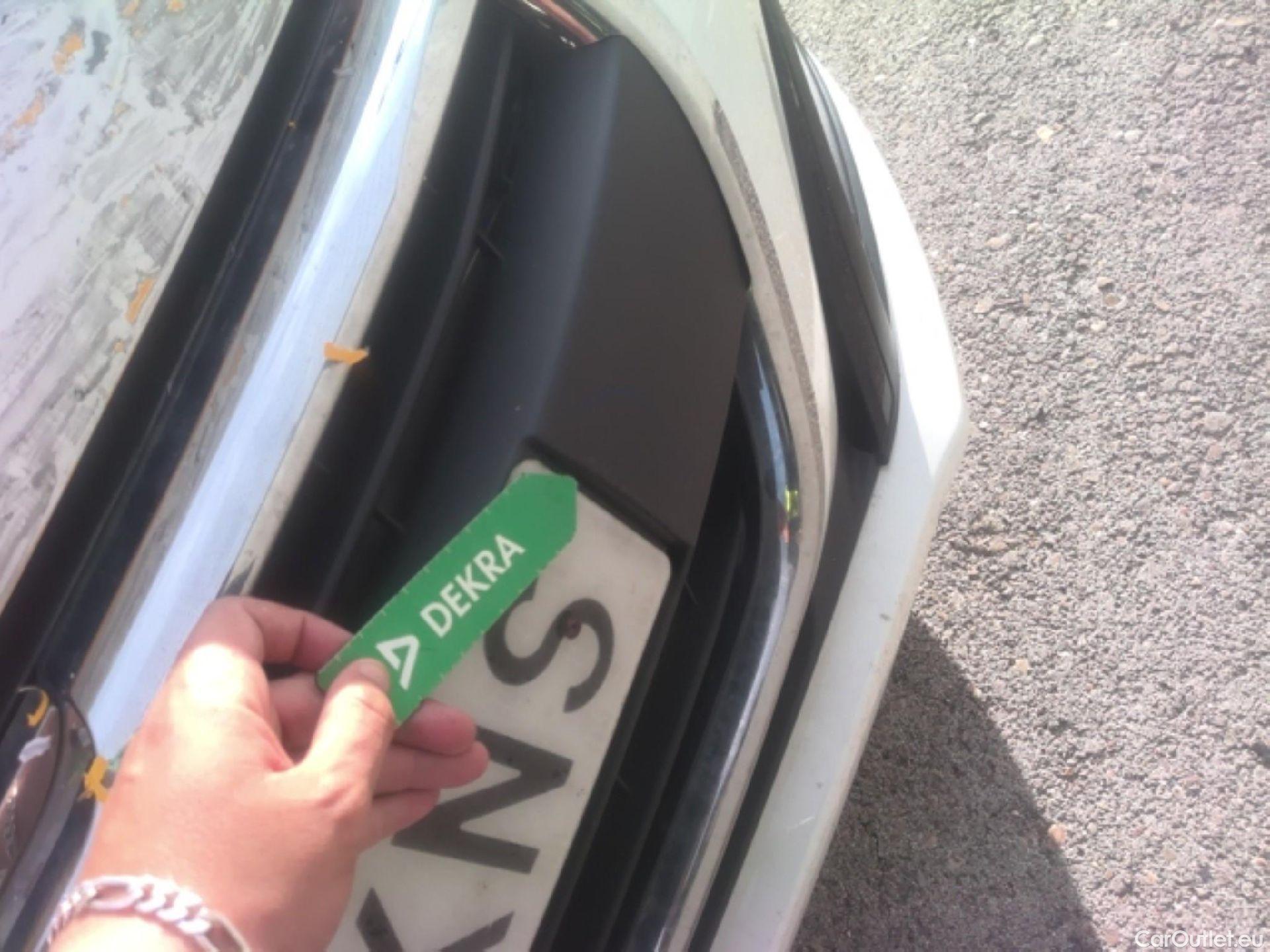  Peugeot  208 PEUGEOT  / 2015 / 5P / berlina con portón 5P ACTIVE BlueHDi 73kW (100CV) #10