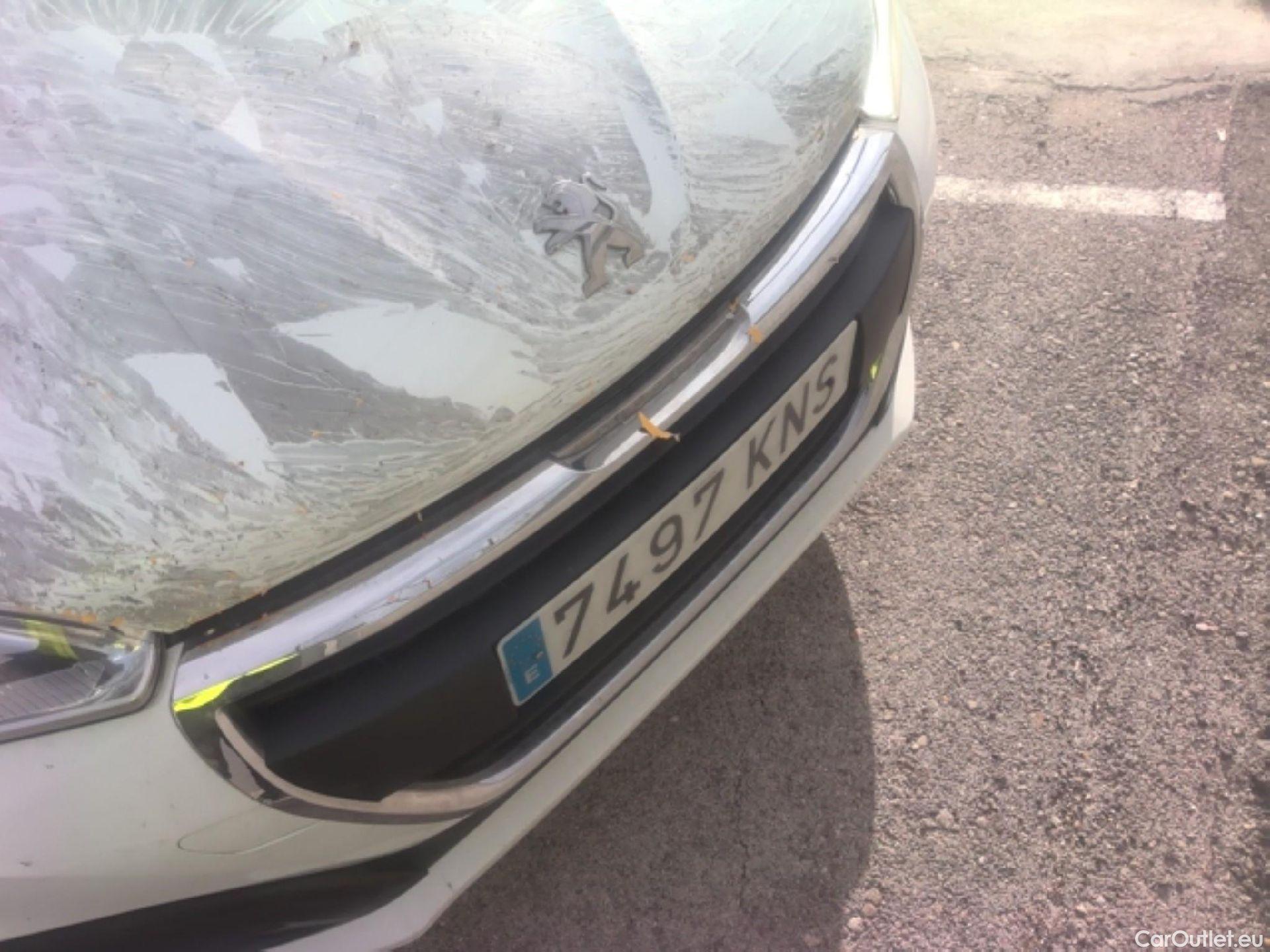  Peugeot  208 PEUGEOT  / 2015 / 5P / berlina con portón 5P ACTIVE BlueHDi 73kW (100CV) #9