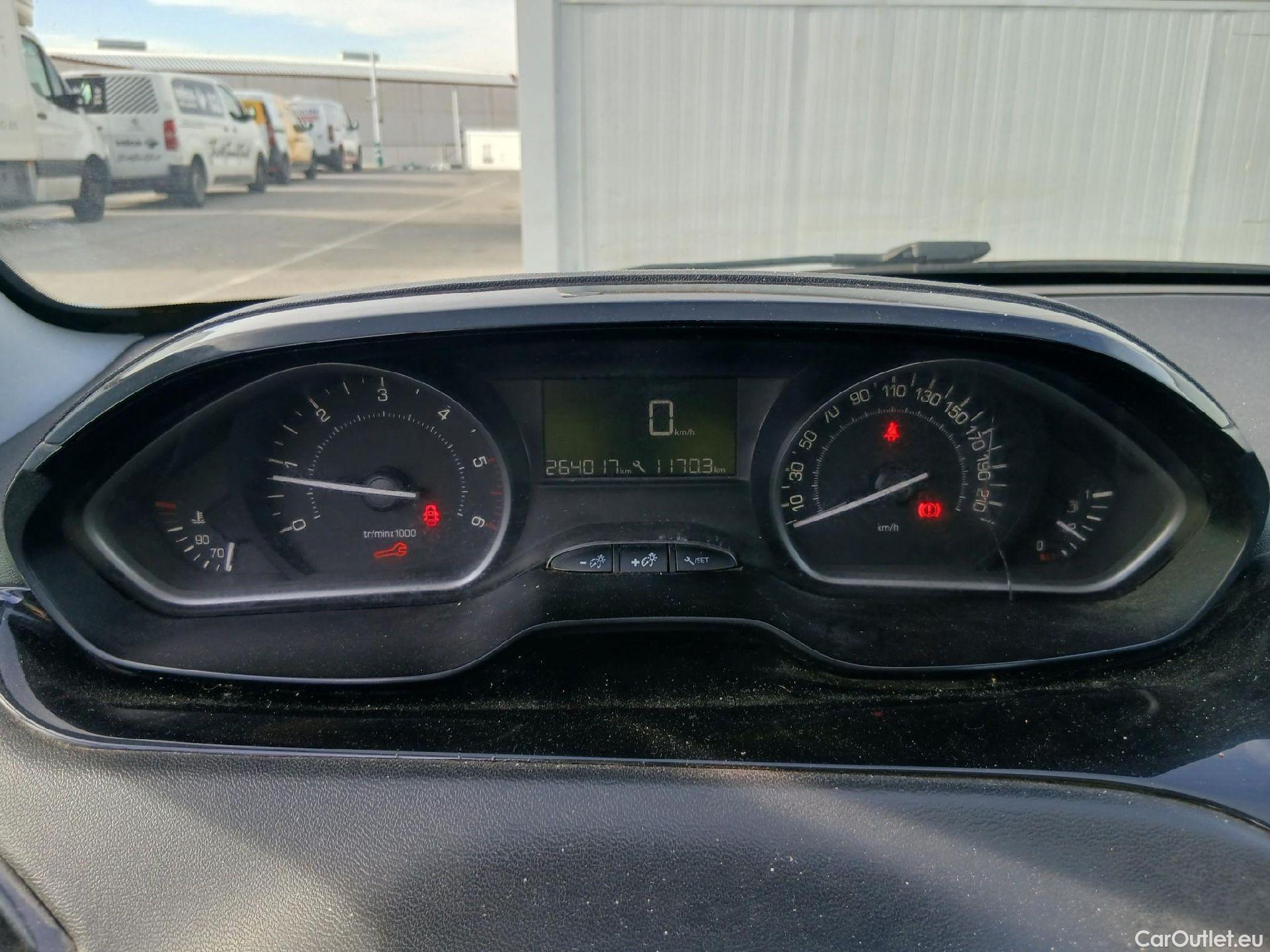  Peugeot  208 PEUGEOT  / 2015 / 5P / berlina con portón 5P ACTIVE BlueHDi 73kW (100CV) #1