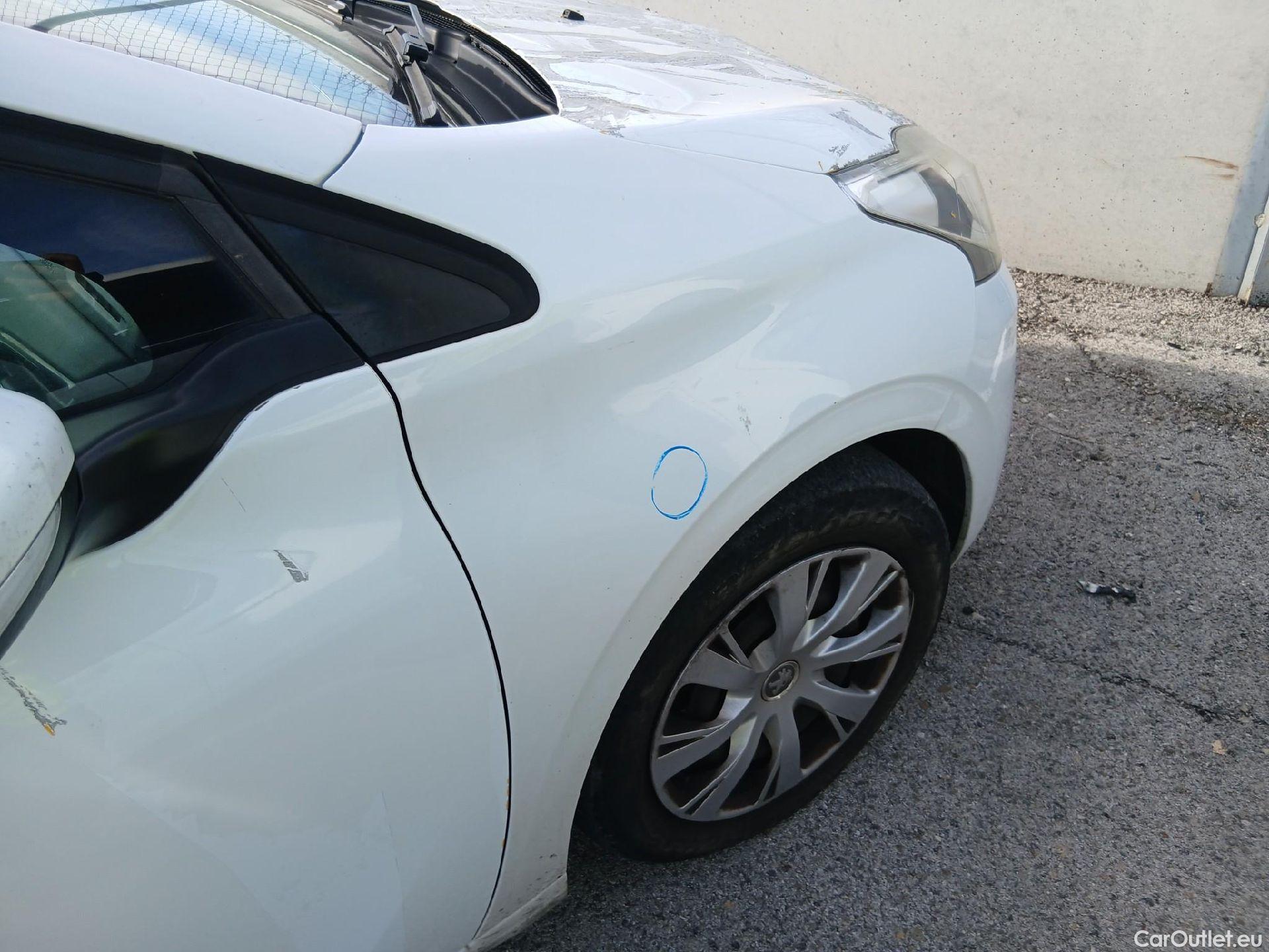  Peugeot  208 PEUGEOT  / 2015 / 5P / berlina con portón 5P ACTIVE BlueHDi 73kW (100CV) #28