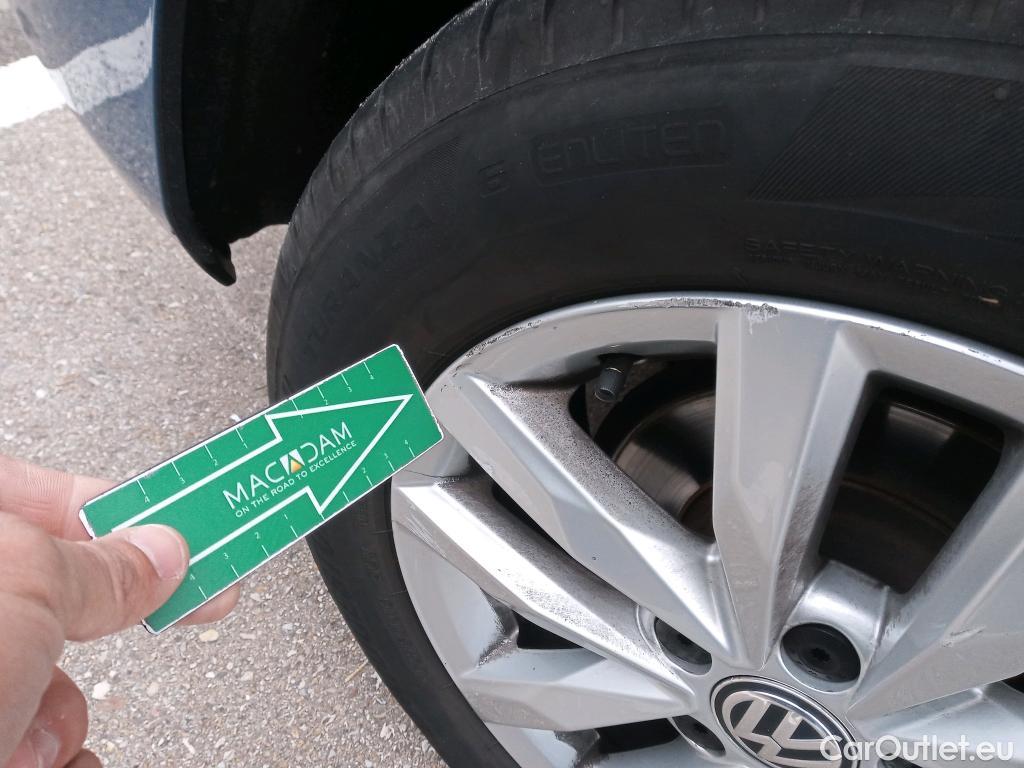  Volkswagen  Touran VOLKSWAGEN  / 2015 / 5P / monovolumen compacto Advance 1.6 TDI 85kW (115CV) DSG #23