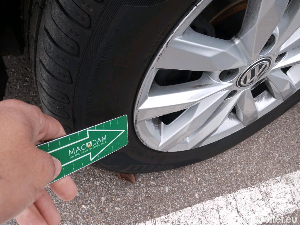  Volkswagen  Touran VOLKSWAGEN  / 2015 / 5P / monovolumen compacto Advance 1.6 TDI 85kW (115CV) DSG #25