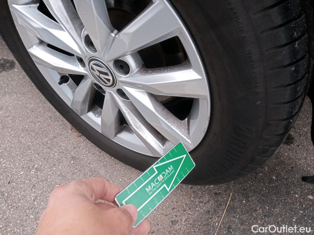  Volkswagen  Touran VOLKSWAGEN  / 2015 / 5P / monovolumen compacto Advance 1.6 TDI 85kW (115CV) DSG #28