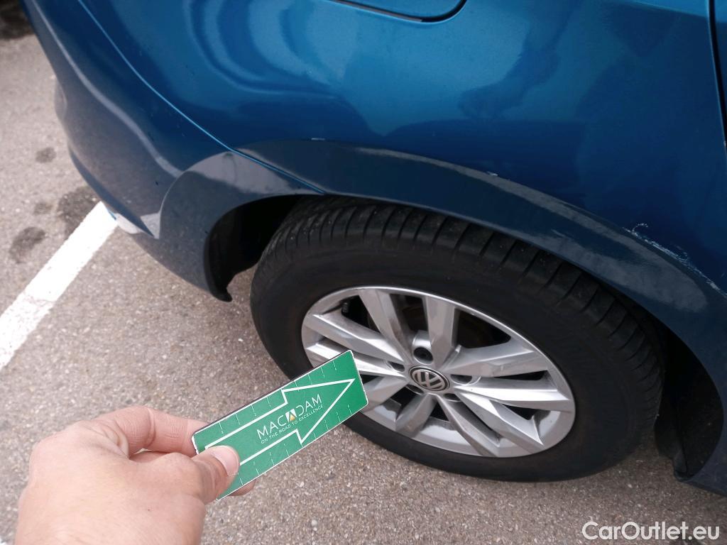  Volkswagen  Touran VOLKSWAGEN  / 2015 / 5P / monovolumen compacto Advance 1.6 TDI 85kW (115CV) DSG #24