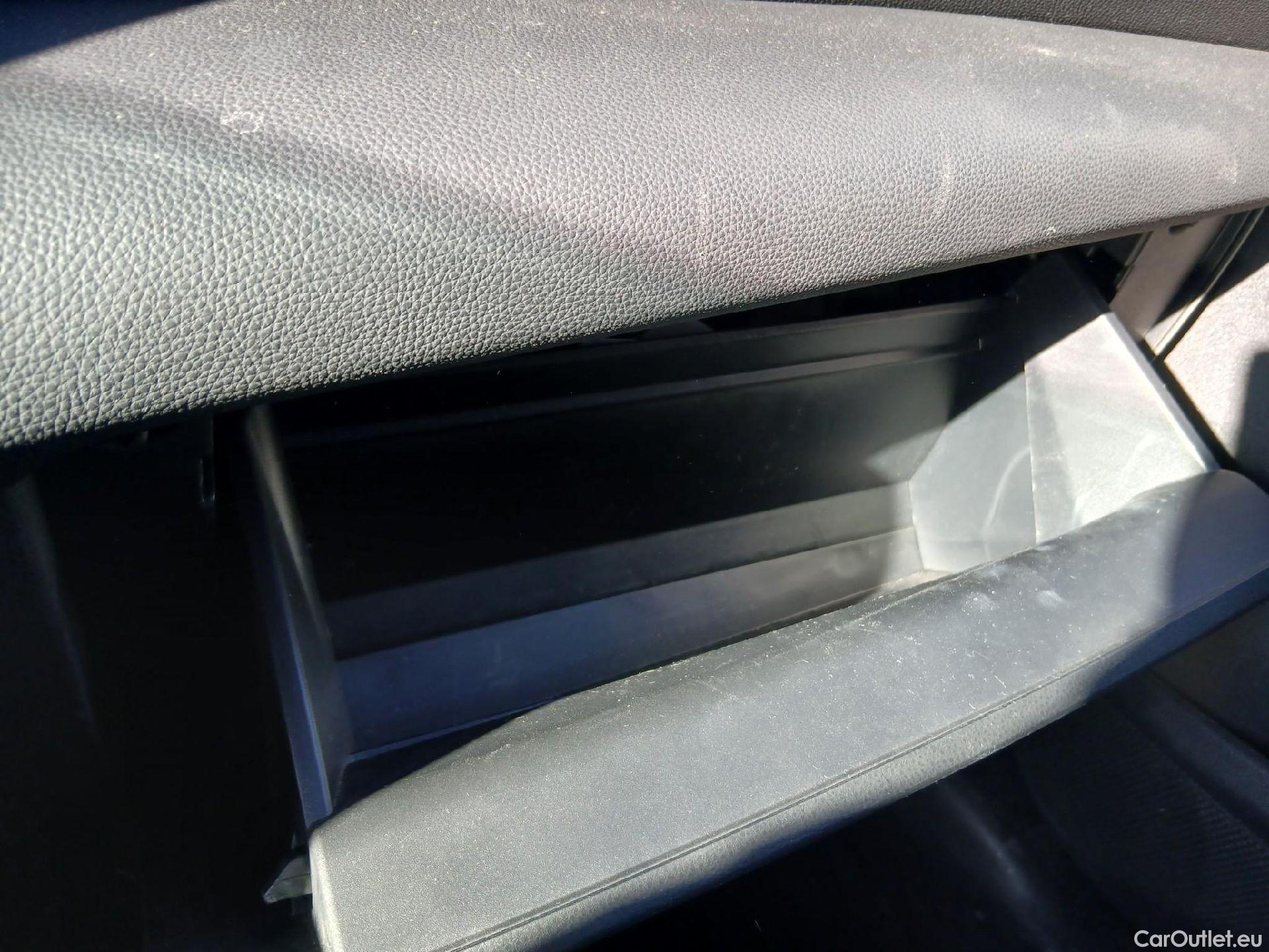  Toyota  Yaris Cross TOYOTA  / 2021 / 5P / todoterreno 1.5 120H Active Plus #48