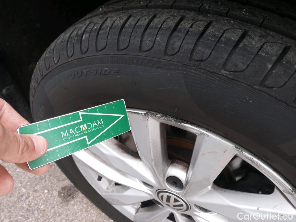  Volkswagen  Touran VOLKSWAGEN  / 2015 / 5P / monovolumen compacto Advance 1.6 TDI 85kW (115CV) DSG #21