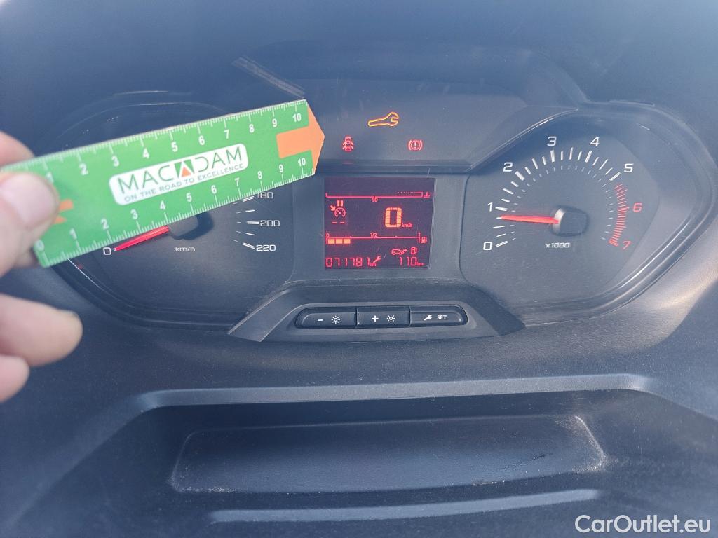  Peugeot  Partner PEUGEOT  / 2018 / 3P / furgón derivado de turismo Pro Standard 600kg BlueHDi 73kW (AC) #57