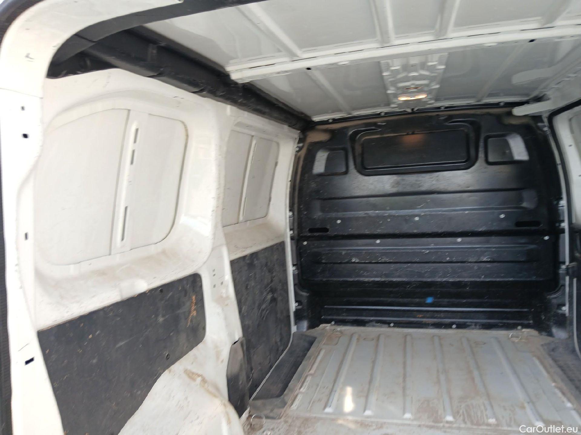  Opel  Vivaro OPEL  / 2019 / 4P / furgón  1.5 Diésel 74kW(100CV)M Std Exp #9