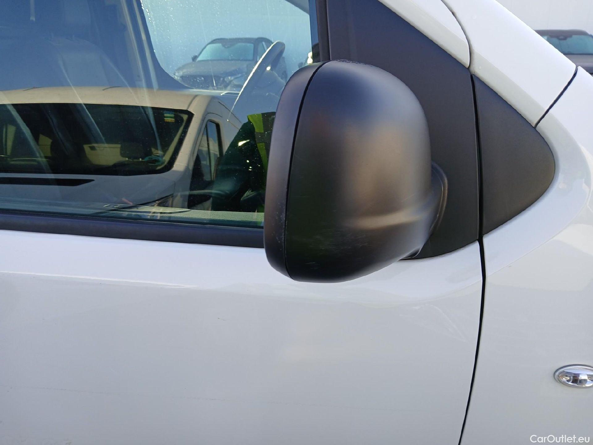  Opel  Vivaro OPEL  / 2019 / 4P / furgón  1.5 Diésel 74kW(100CV)M Std Exp #46