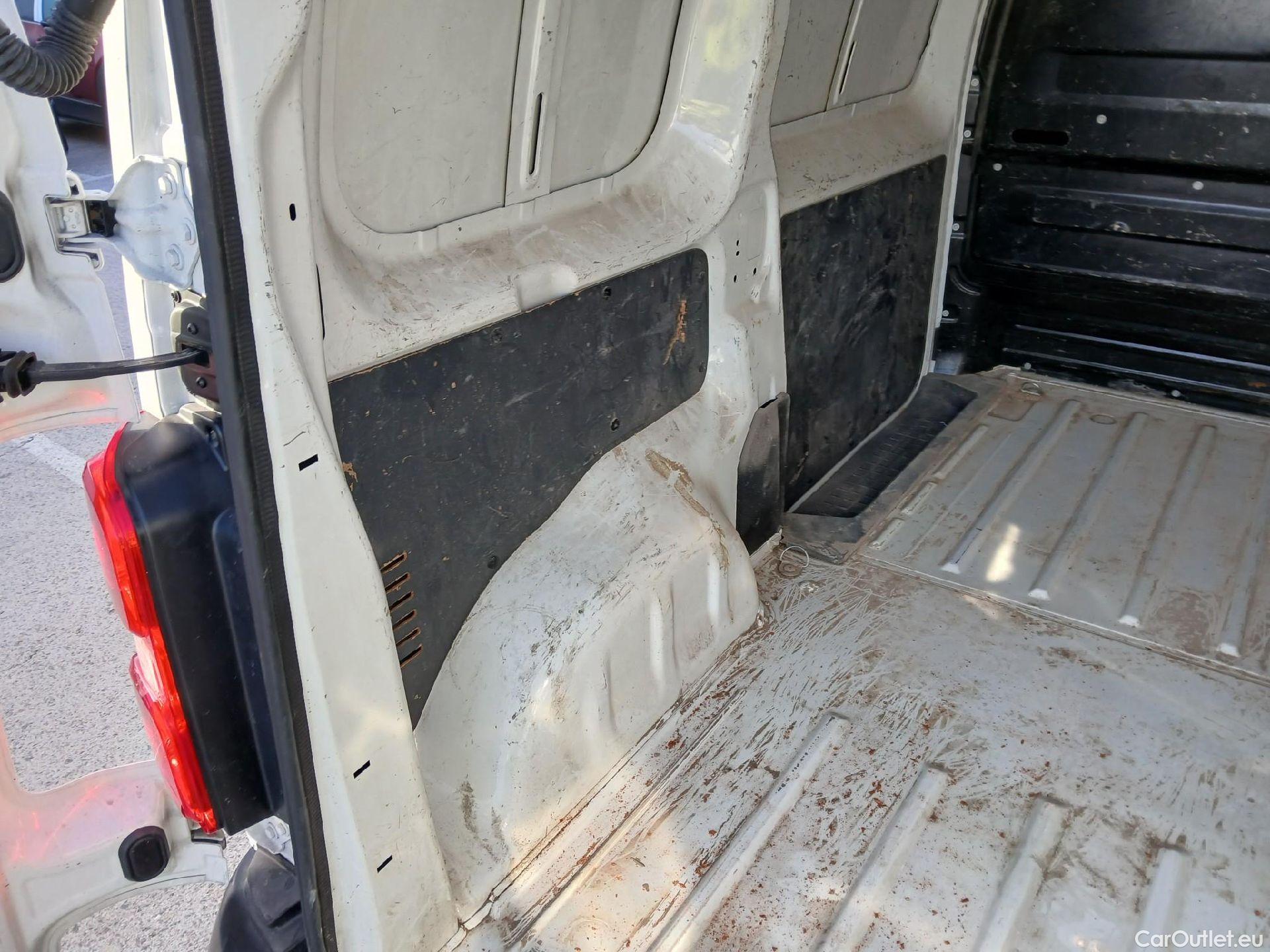  Opel  Vivaro OPEL  / 2019 / 4P / furgón  1.5 Diésel 74kW(100CV)M Std Exp #7