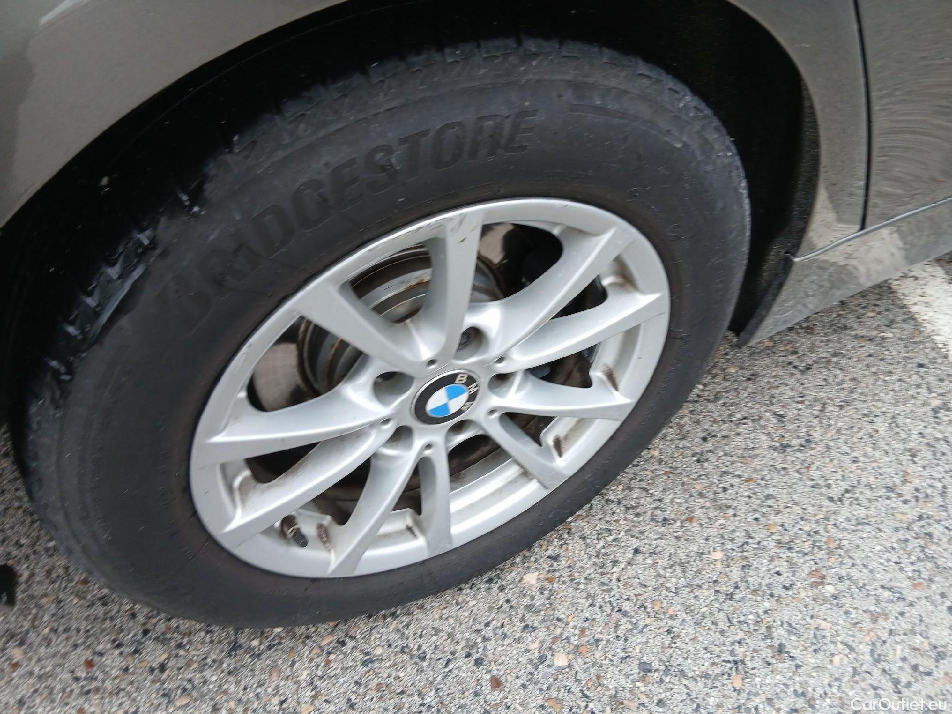  Bmw  Serie 3 BMW  / 2015 / 5P / familiar 318d Touring #4