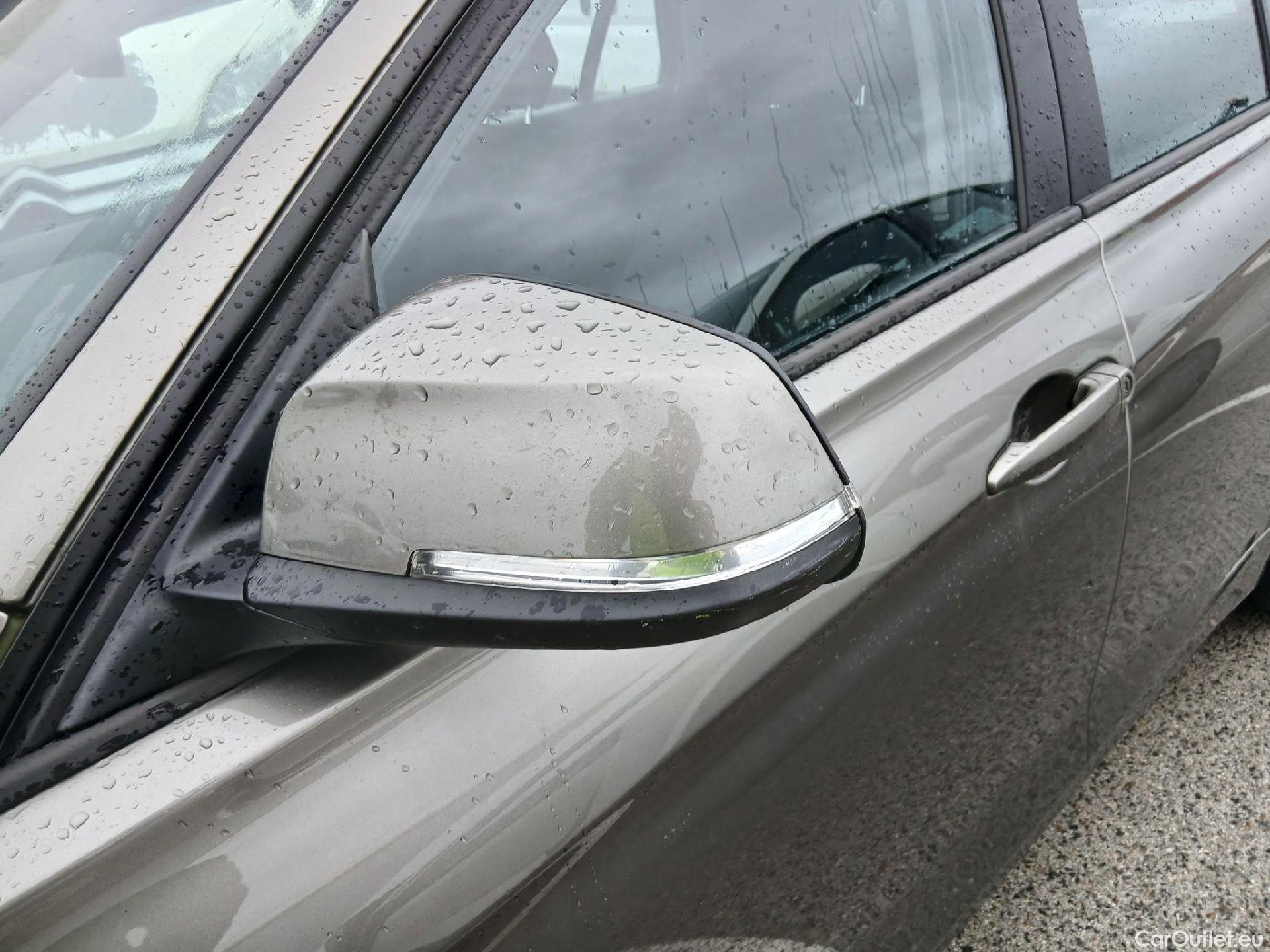  Bmw  Serie 3 BMW  / 2015 / 5P / familiar 318d Touring #18