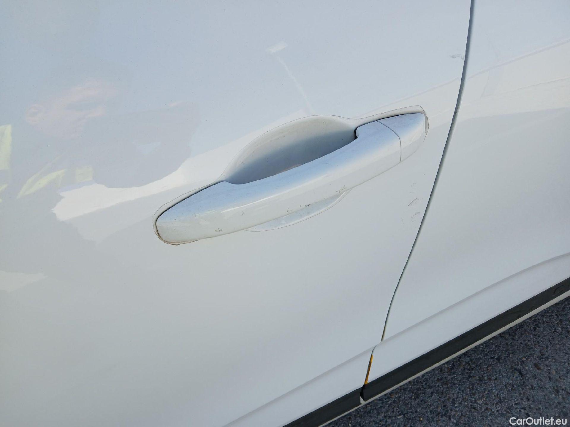  Renault  Clio RENAULT  / 2019 / 5P / berlina con portón Equilibre Blue dCi 74kW (100CV) #10