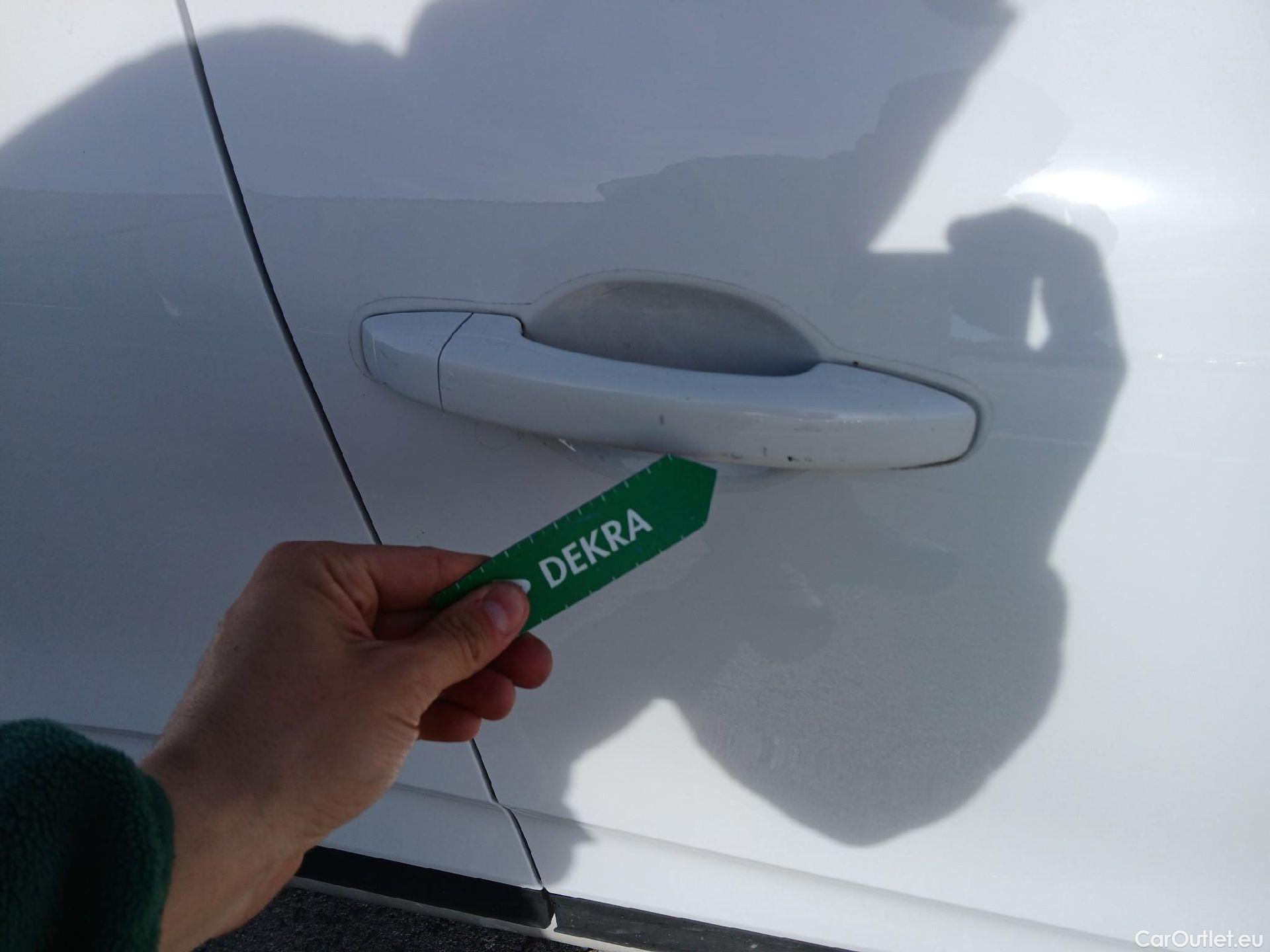  Renault  Clio RENAULT  / 2019 / 5P / berlina con portón Equilibre Blue dCi 74kW (100CV) #26