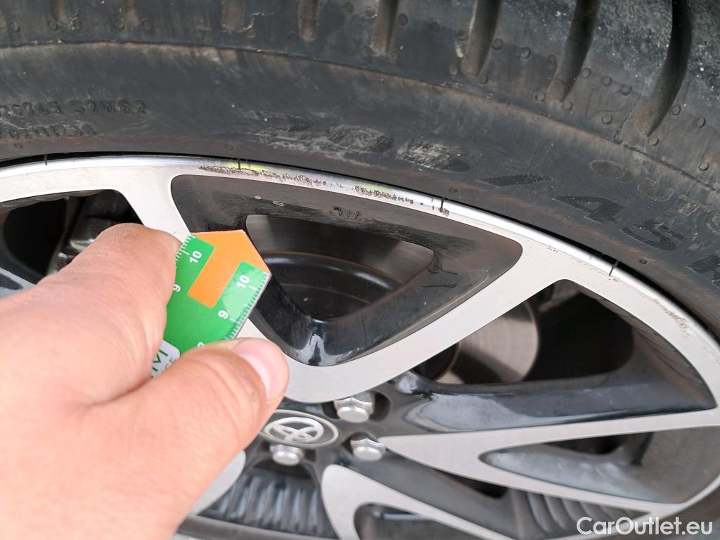  Toyota  Yaris TOYOTA  / 2020 / 5P / berlina con portón 1.5 120H Style #2