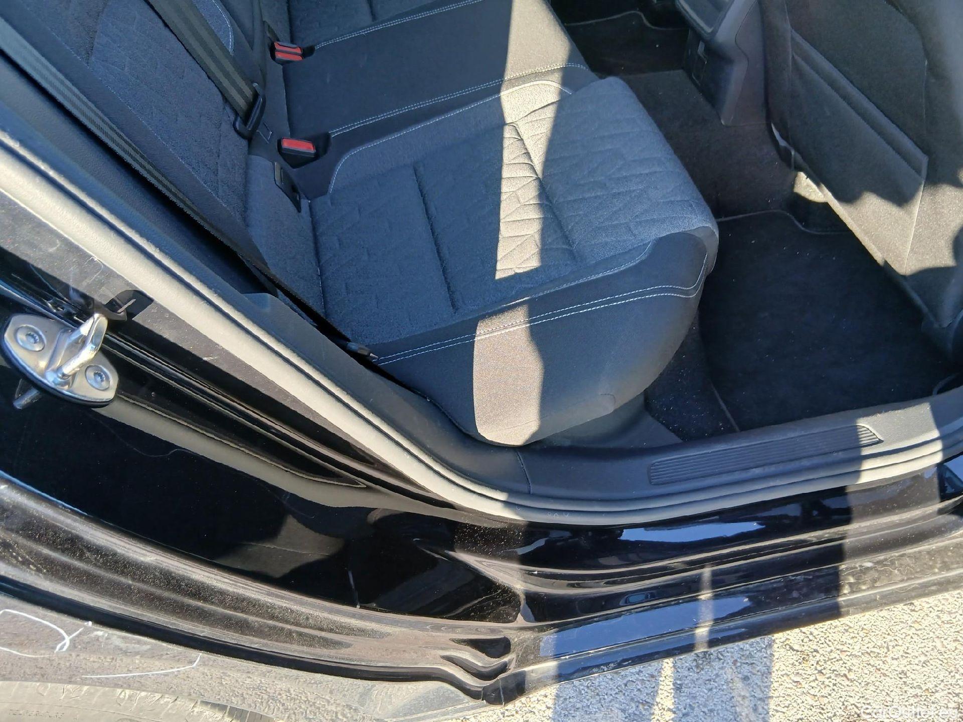  Volkswagen  Passat VOLKSWAGEN  / 2019 / 5P / familiar Variant Executive 2.0 TDI 110kW DSG #46