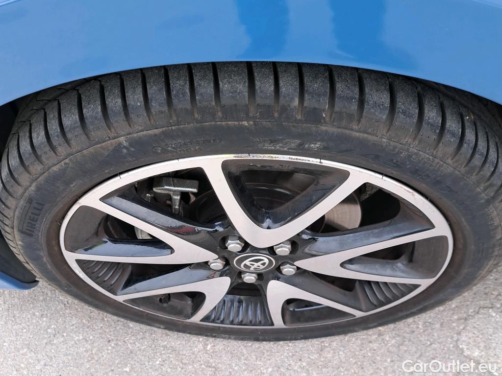  Toyota  Yaris TOYOTA  / 2020 / 5P / berlina con portón 1.5 120H Style #1