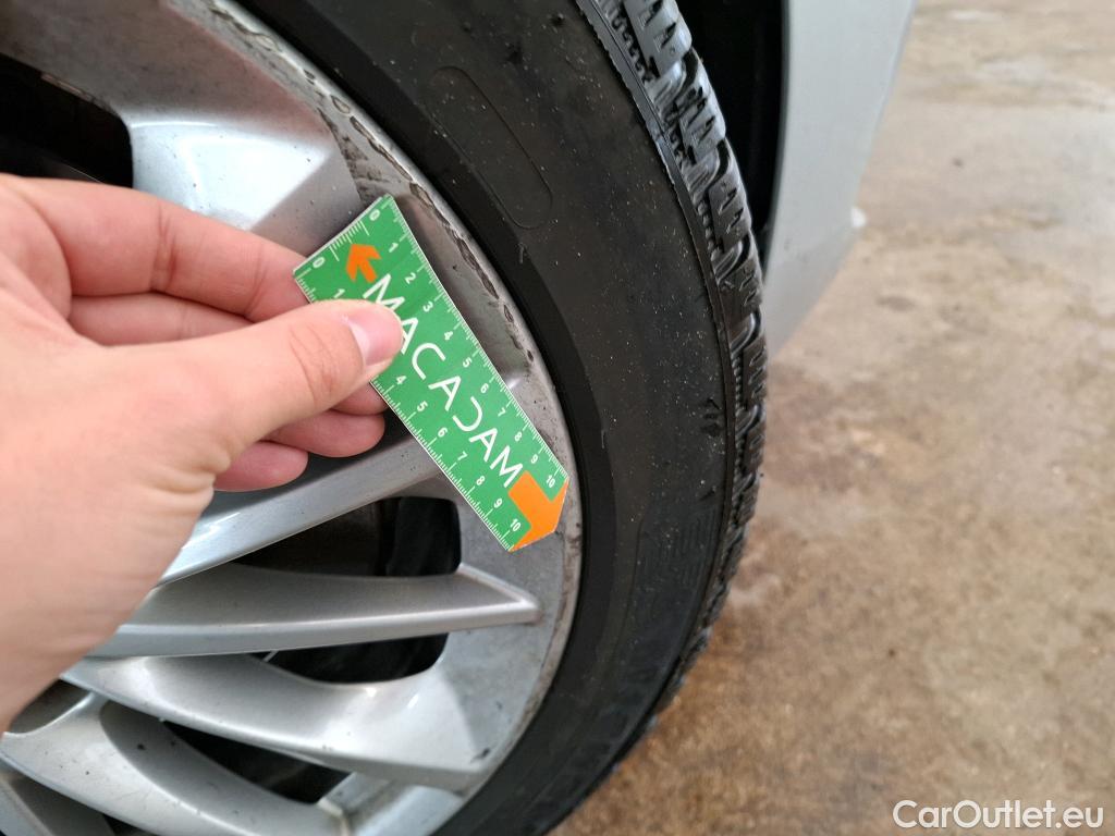  Bmw  Serie 1 BMW Série 1 / 2019 / 5P / Berline 1.5 118I DKG7 Luxury #24