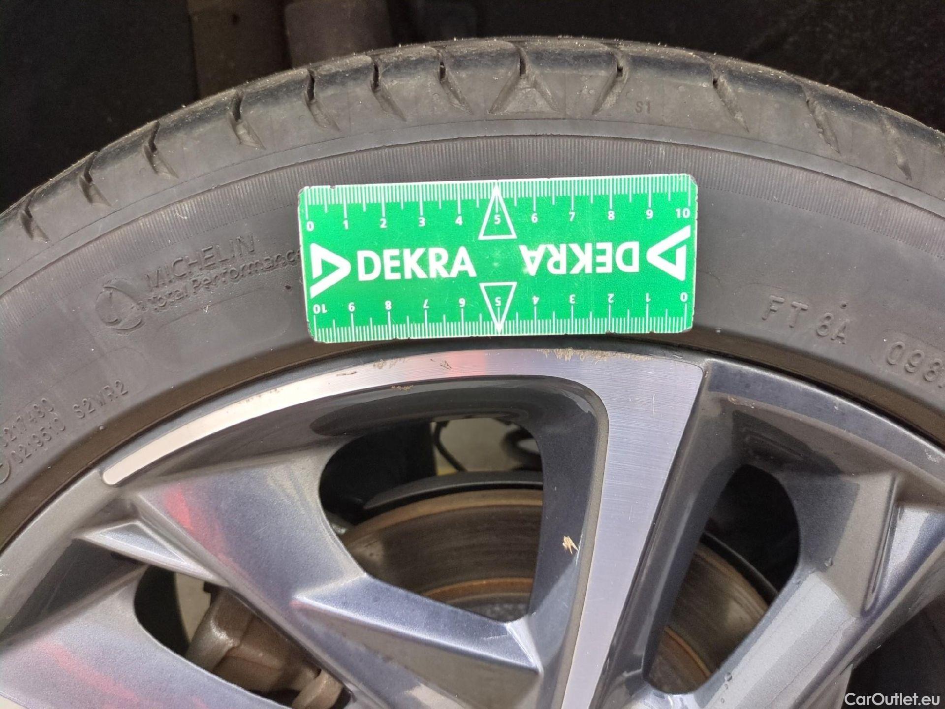  Hyundai  i30 HYUNDAI  Sport Wagon / 2020 / 5P / Break 1.0 T-GDI 120 DCT-7 MHEV CREATIVE SW #37