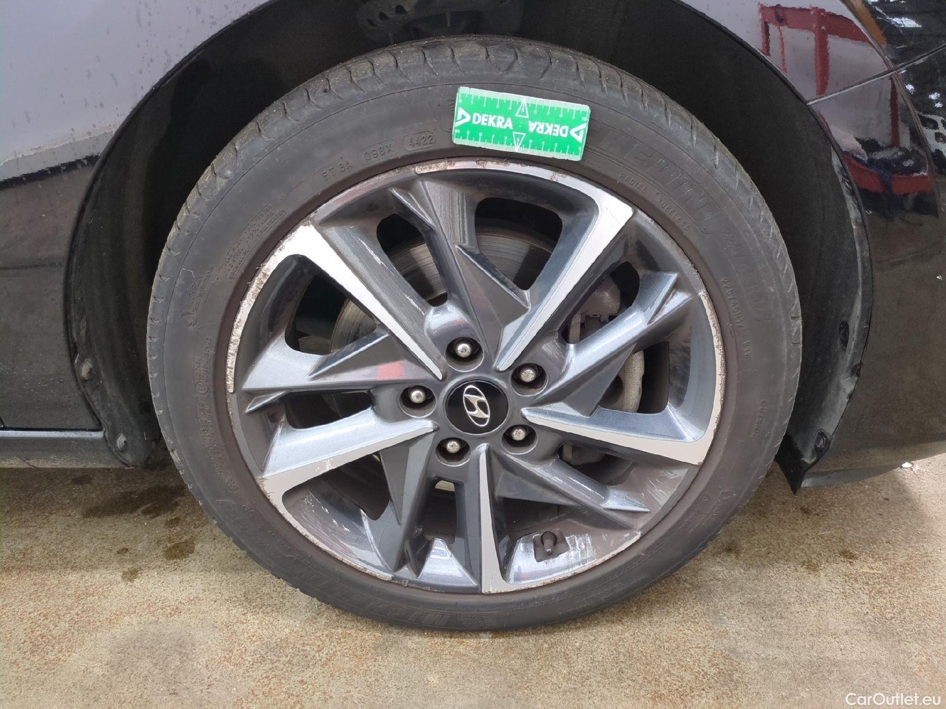  Hyundai  i30 HYUNDAI  Sport Wagon / 2020 / 5P / Break 1.0 T-GDI 120 DCT-7 MHEV CREATIVE SW #40